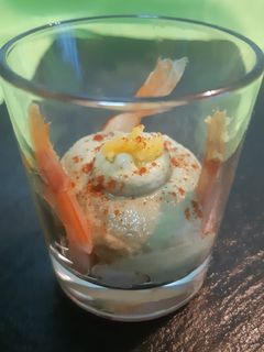 Una foto de Cremoso de aguacate con gambas a baja temperatura