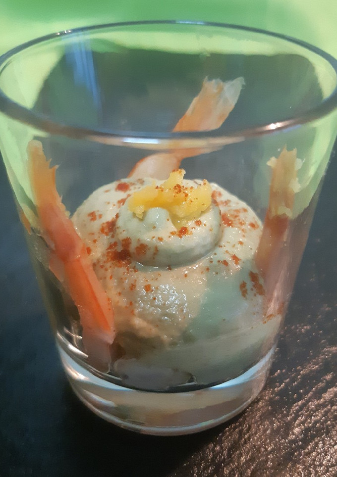 Una foto de Cremoso de aguacate con gambas a baja temperatura