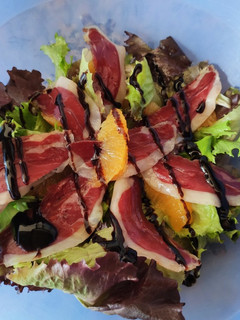 Una foto de Ensalada de jamón de pato y naranja