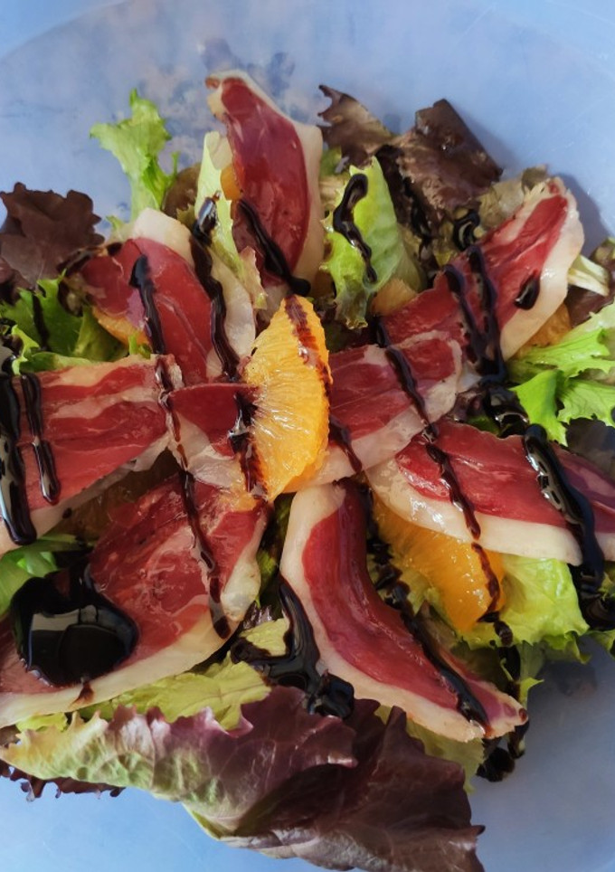 Una foto de Ensalada de jamón de pato y naranja