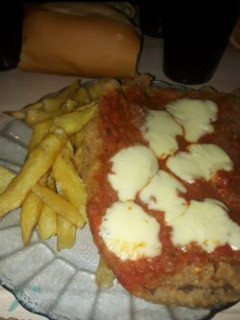 Una foto de Milanesa carne napolitana con papas fritas