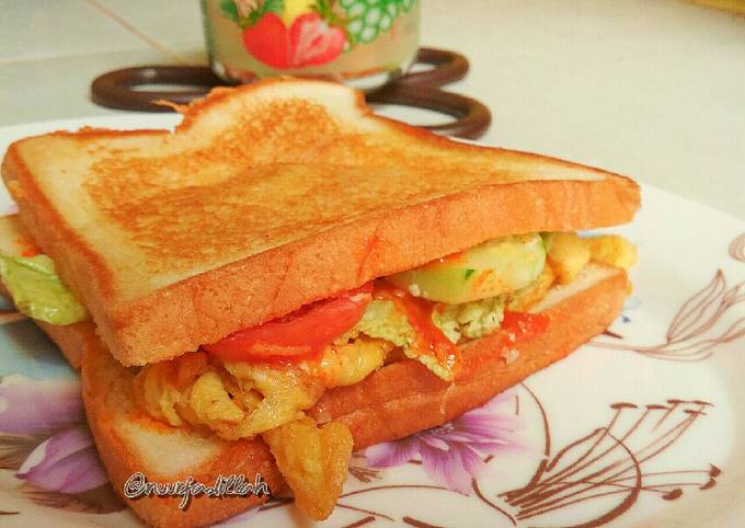 Resep Sandwich roti tawar (telur + sosis) simple oleh nurfadillah - Cookpad