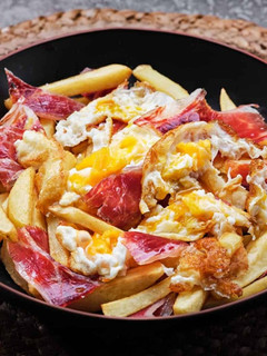Una foto de Huevos Rotos con Foie y Salsa de Oporto