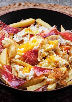 Una foto de Huevos Rotos con Foie y Salsa de Oporto