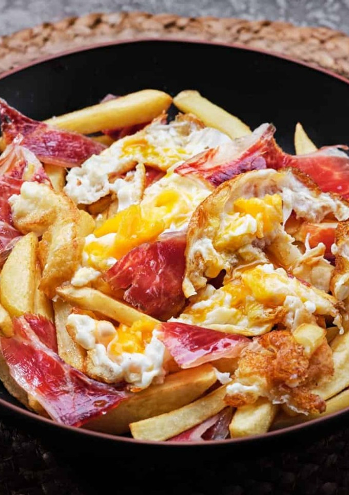 Una foto de Huevos Rotos con Foie y Salsa de Oporto