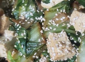 Una foto de Pak choi con tofu