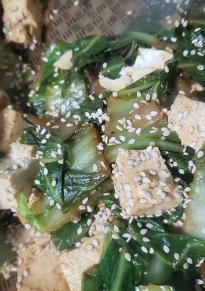 Una foto de Pak choi con tofu