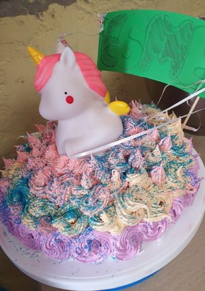Una foto de Bizcochuelo de unicornio multicolor