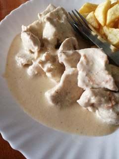Una foto de Pechuga de pavo con salsa de queso emmental
