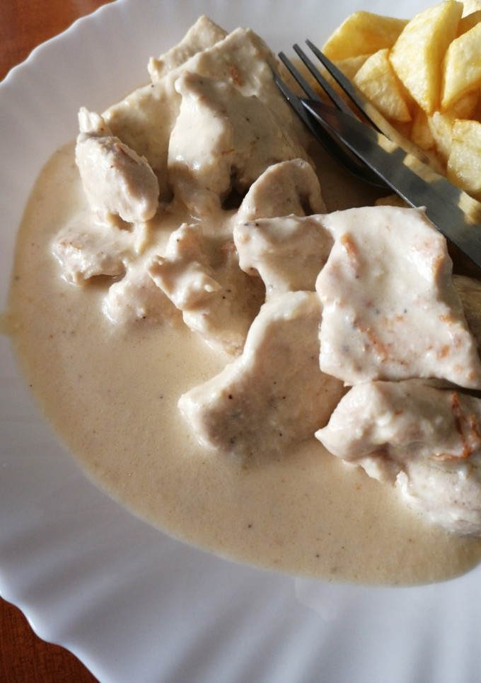 Una foto de Pechuga de pavo con salsa de queso emmental