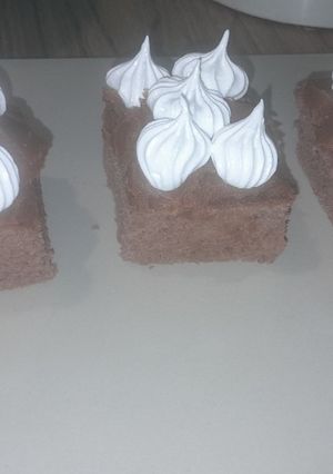 Una foto de Torta de chocolate dulce leche y merengue