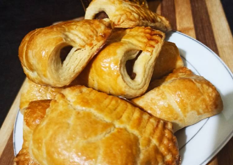 Sausage rolls in puff pastry