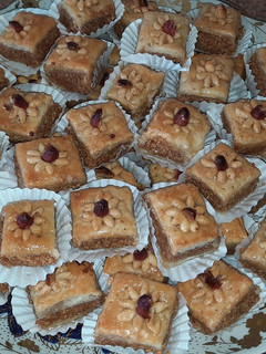 Una foto de Baklawa/dulce de almendras muy rico y fácil de preparar