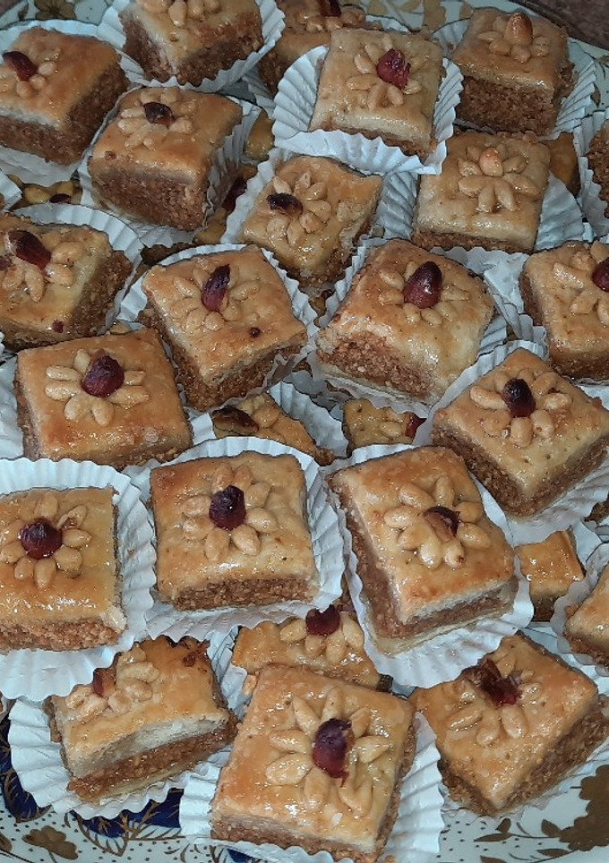 Una foto de Baklawa/dulce de almendras muy rico y fácil de preparar