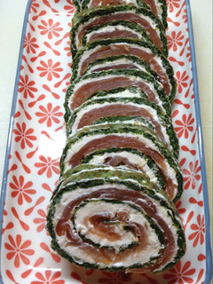 Una foto de Rollo de espinaca, salmón y queso