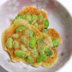 A picture of Edamame Cheese Rice Crackers.