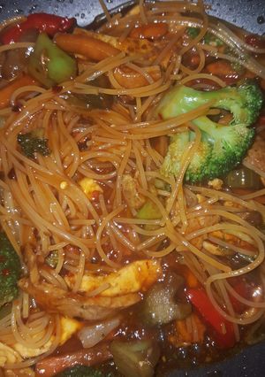 A picture of Leftover chicken stir fry.