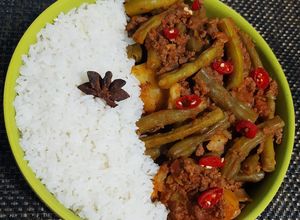Una foto de Carne con habichuelas y arroz con anís
