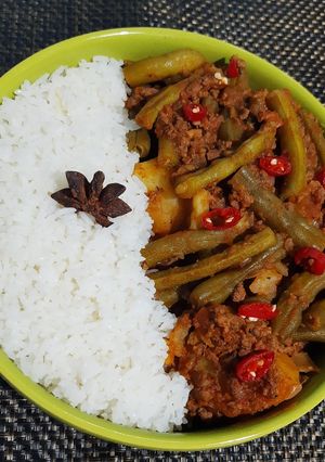 Una foto de Carne con habichuelas y arroz con anís