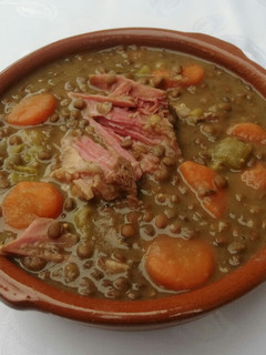 Una foto de Lentejas con carne en salmuera