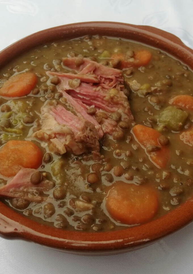 Una foto de Lentejas con carne en salmuera