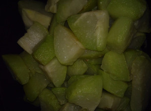 Una foto de Chayote al vapor y mantequilla