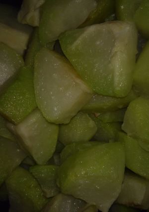 Una foto de Chayote al vapor y mantequilla