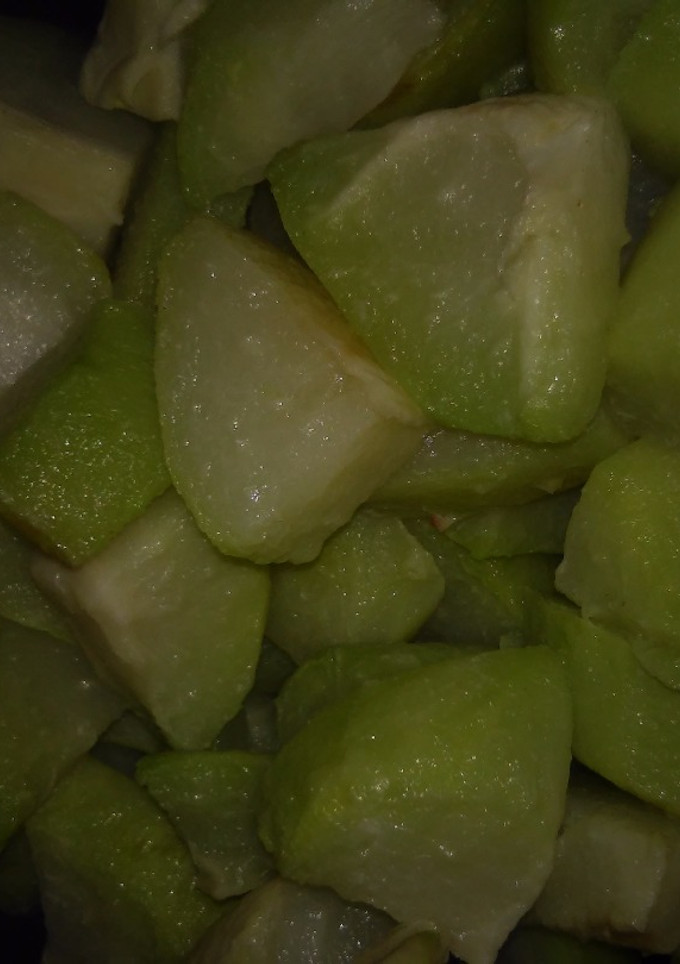 Una foto de Chayote al vapor y mantequilla