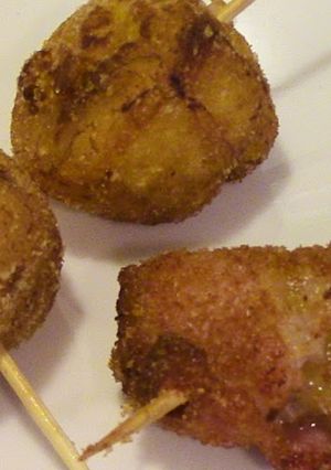 Una foto de Bolitas de maduros rellenas de queso y bacon