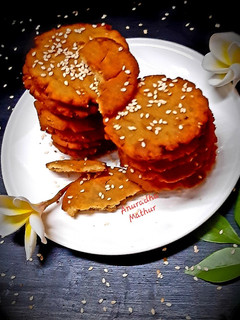 गुड़ कि मीठी मठरी (gur ki meethi mathri recipe in Hindi) रेसिपी मुख्य फोटो