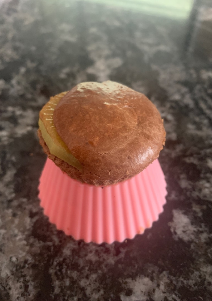 Una foto de Muffin de kiwi, maní y chocolate. Sin TACC (sin harinas ni azúcar agregada)