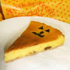 A picture of Kabocha Squash Cheesecake, Halloween-style.