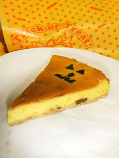 A picture of Kabocha Squash Cheesecake, Halloween-style.