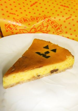 A picture of Kabocha Squash Cheesecake, Halloween-style.