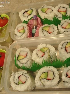 A picture of How to Roll an Inside-Out Sushi Roll (California Rolls).