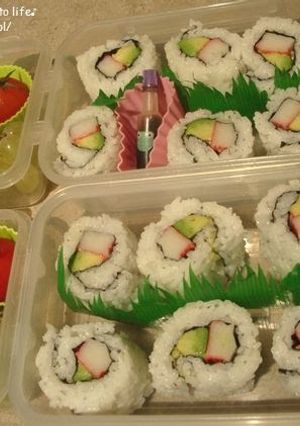 A picture of How to Roll an Inside-Out Sushi Roll (California Rolls).