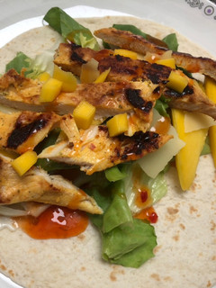 Una foto de Fajita de pollo y mango sweet chilli 🌶 🥭