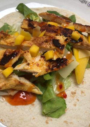 Una foto de Fajita de pollo y mango sweet chilli 🌶 🥭