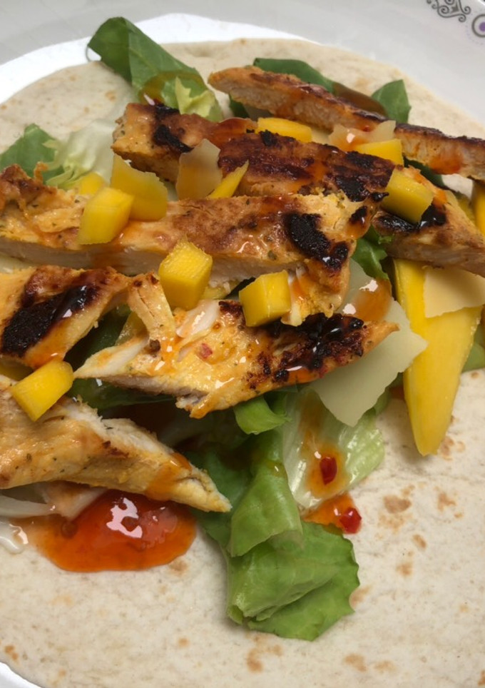 Una foto de Fajita de pollo y mango sweet chilli 🌶 🥭