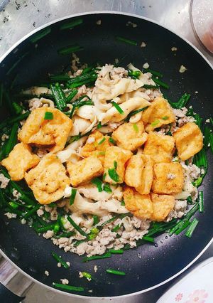 Hình của món Đậu hũ xào nấm hẹ.