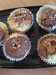 Una foto de Magdalenas rellenas con dulce de leche marmoladas 😎😋🤩