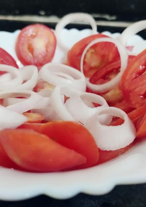 ટામેટા સલાડ (Tomato Salad Recipe In Gujarati) રેસીપી મુખ્ય ફોટો