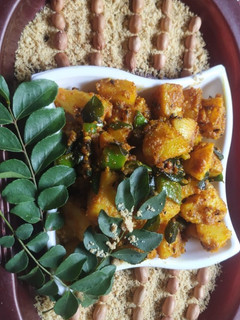 બટેકા ની ખીચડી (bateka ni khichdi recipe in Gujarati) રેસીપી મુખ્ય ફોટો