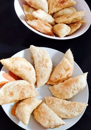 सूजी गुजिया (suji gujiya recipe in hindi) रेसिपी मुख्य फोटो