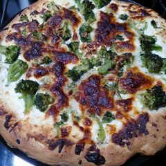 A picture of White Pizza with Broccoli.