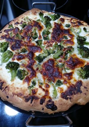 A picture of White Pizza with Broccoli.
