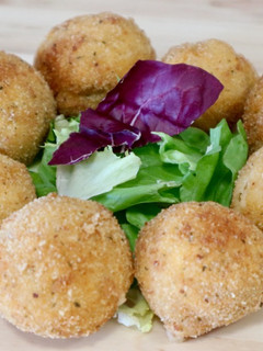 Una foto de Croquetas de gambas al ajillo muy cremosas