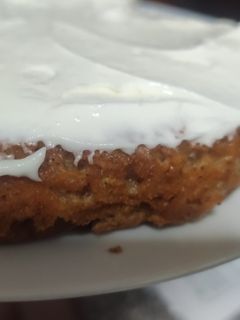 Una foto de Carrot Cake con yogurt y frosting de queso