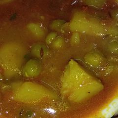 A picture of Aloo matar.