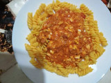 Macarrones con atún, huevo y tacos de jamón